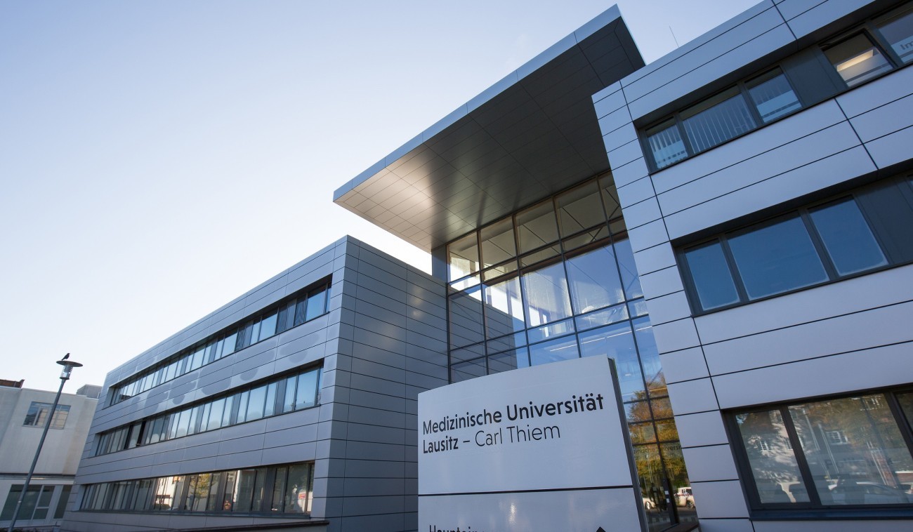 Eingang zur Medizinischen Universität Lausitz - Carl Thiem
