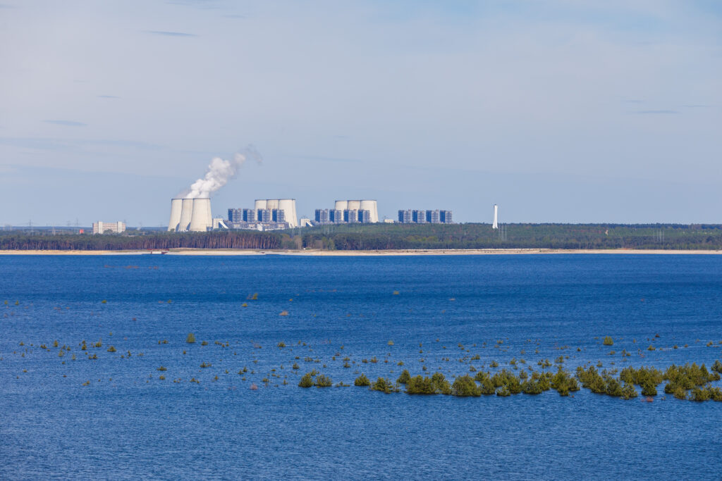 Blick auf den Ostsee mit dem Kraftwerk Jänschwalde im Hintergrund