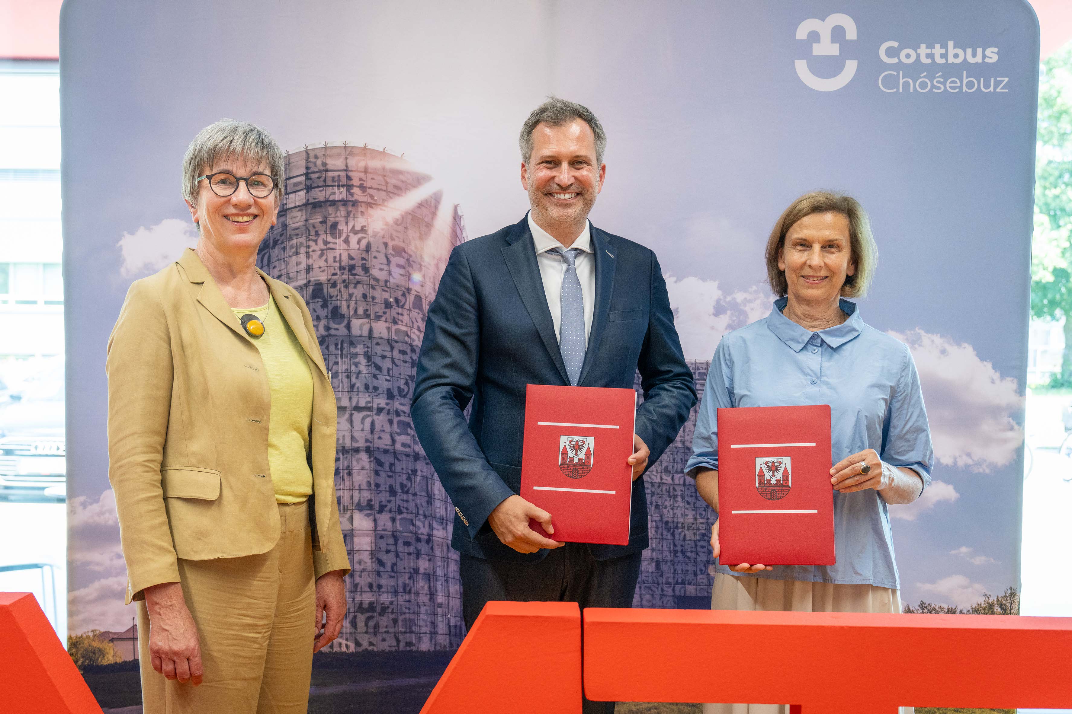 Kathrin Schneider, Ministerin und Chefin der Staatskanzlei, mit Oberbürgermeister Tobias Schick und BTU-Präsidentin Gesine Grande