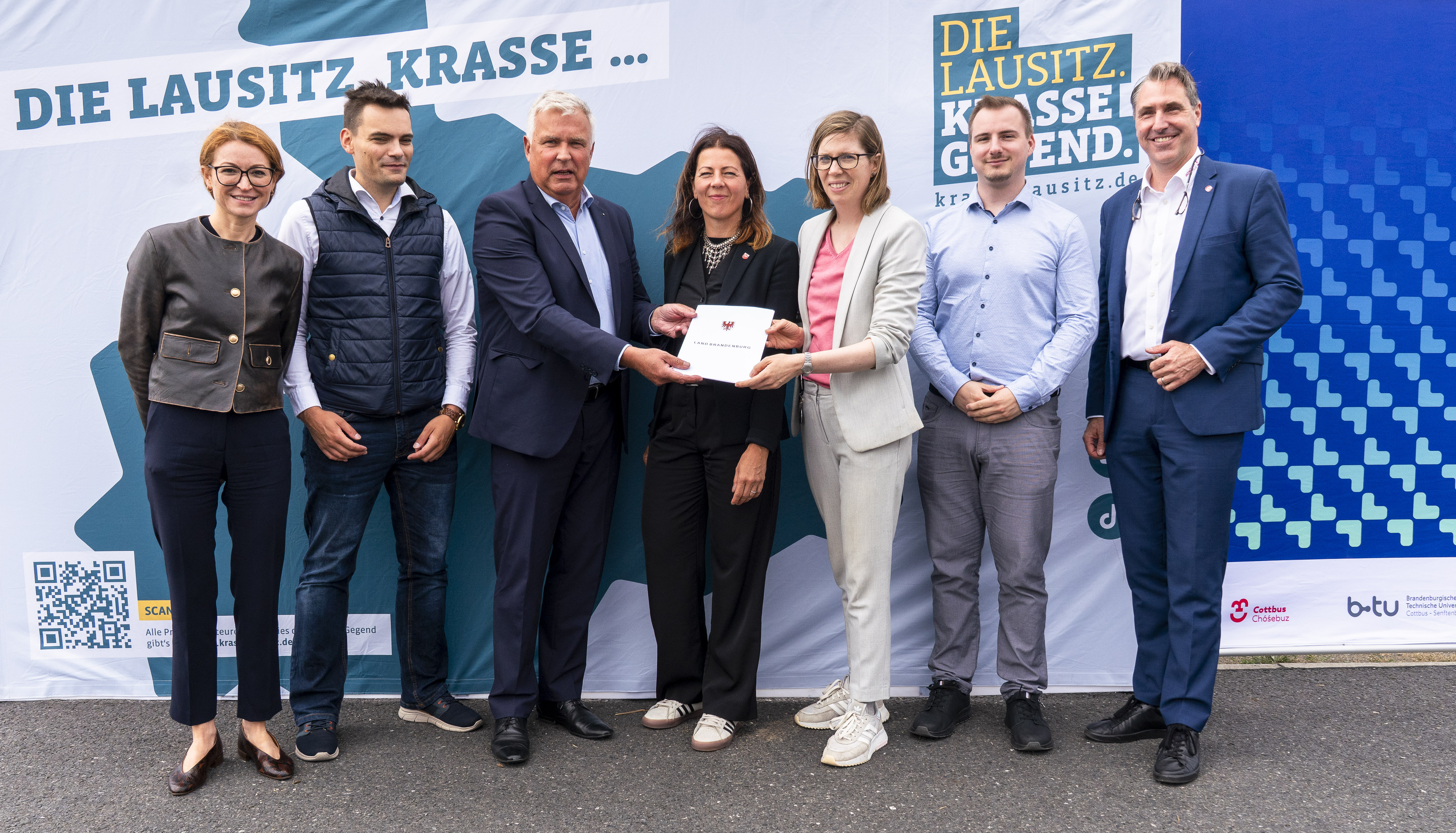 Dr. Klaus Freytag und Marion Ernst halten Zuwendungsbescheid hoch, daneben stehen ILB, Doreen Mohaupt und EGC