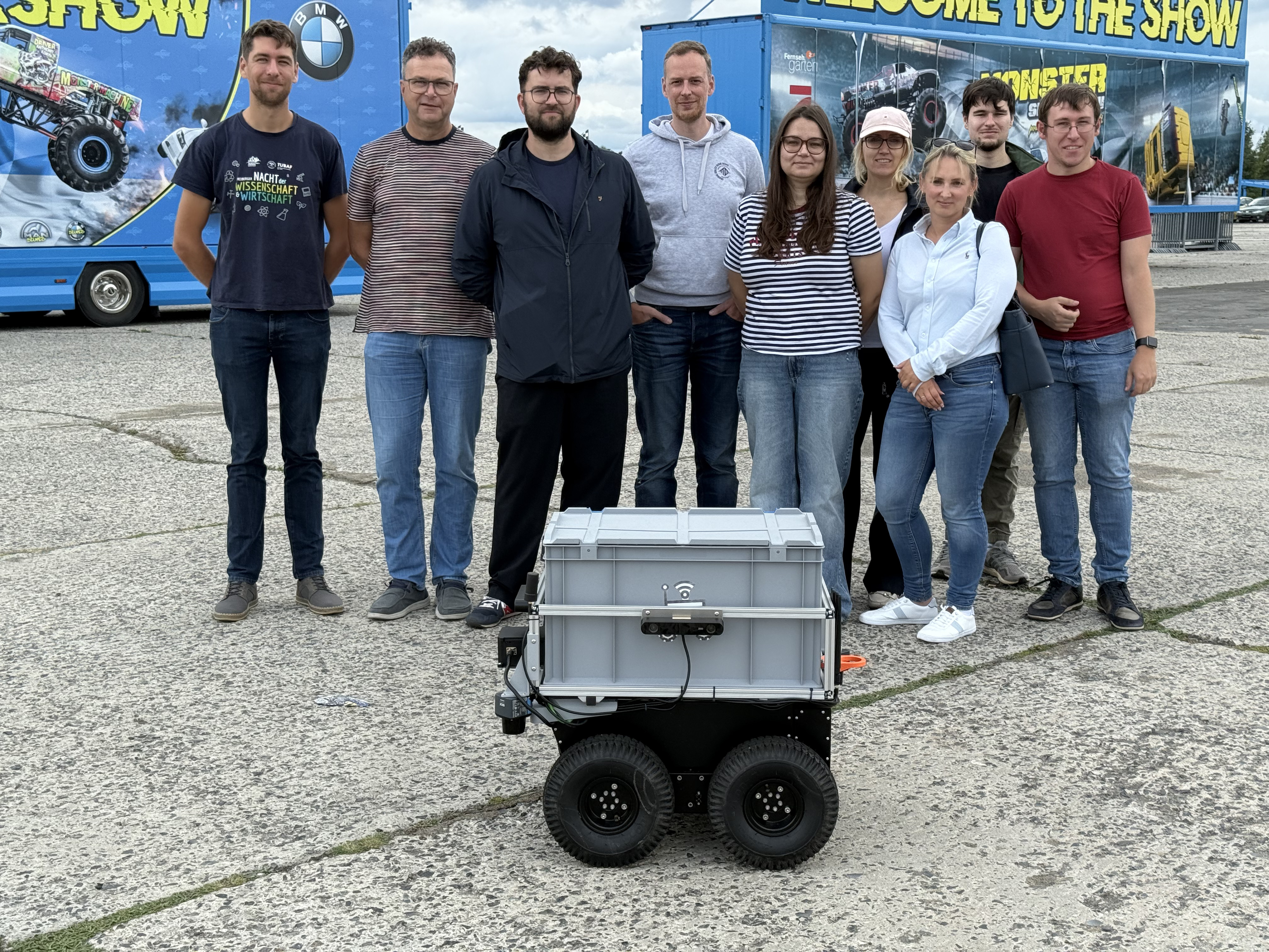 Lieferroboter und Vertreter der TU Bergakademie Freiberg, der BTU und vom Projekt Lausitz Science Park