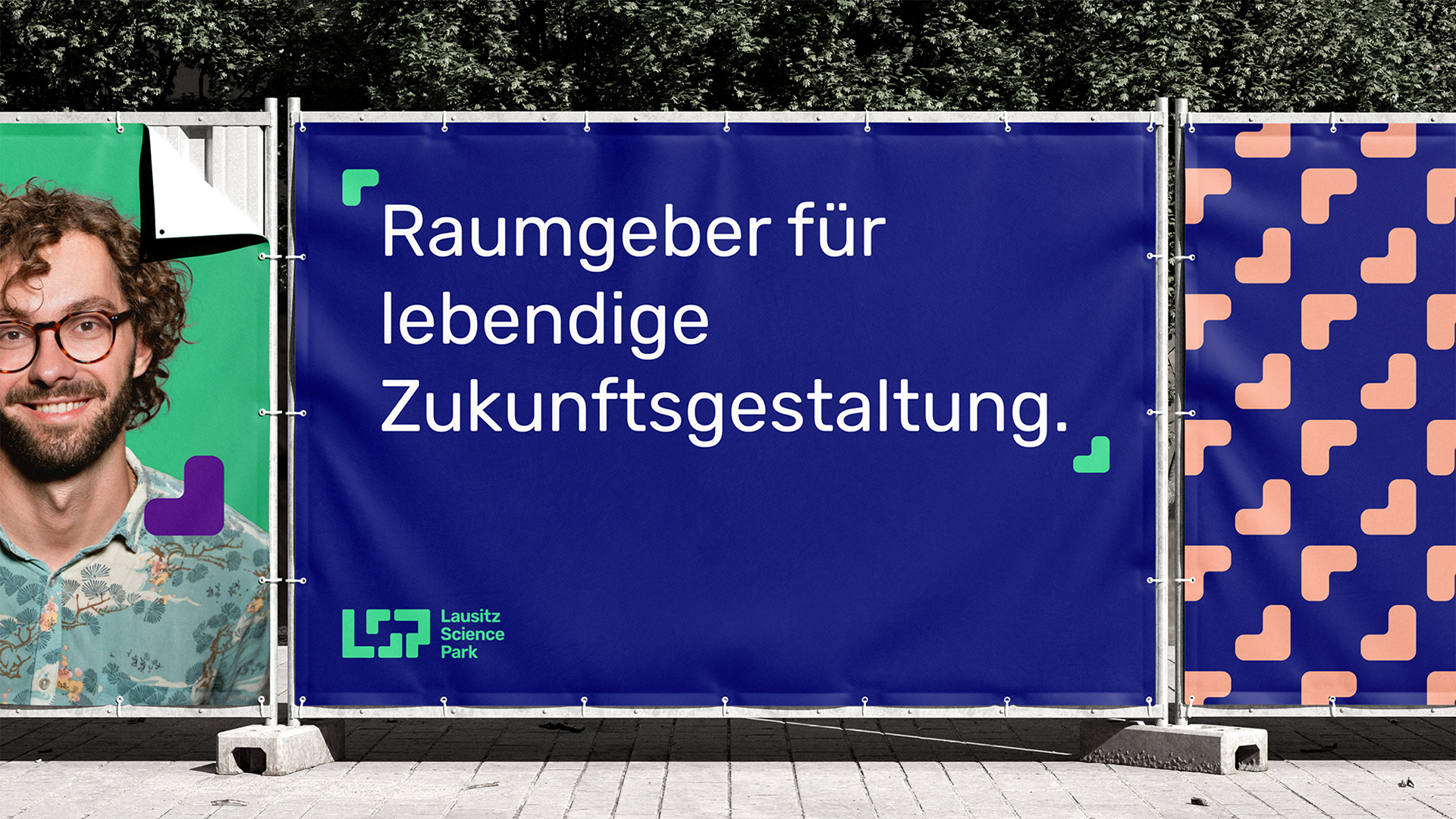 Anwendungsbeispiel des Corporate Designs auf Bauzaun, gestaltet von wirDesign.