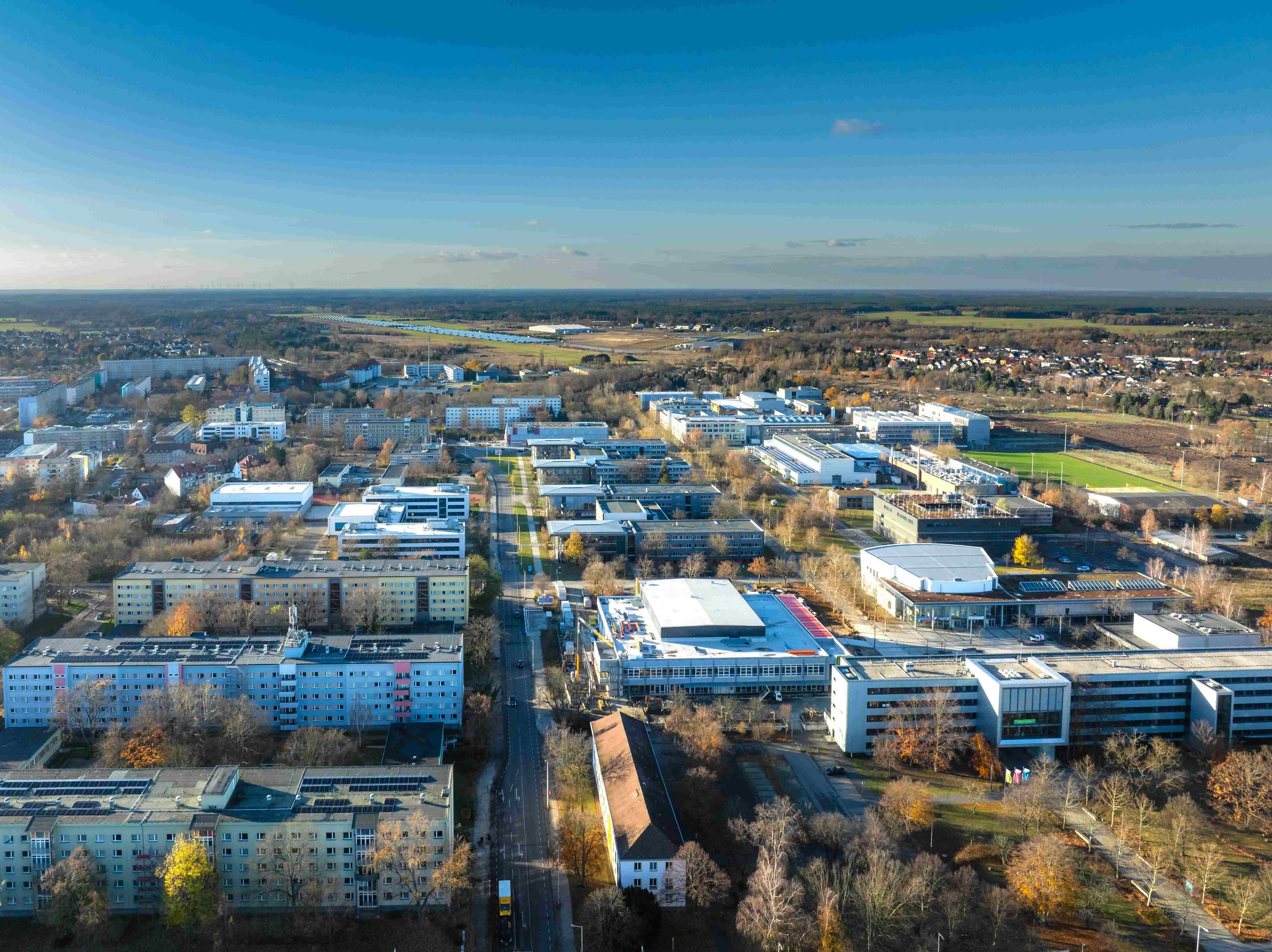 Zentralcampus BTU Cottbus-Senftenberg von oben zu sehen, im Hintergrund der Lausitz Science Park