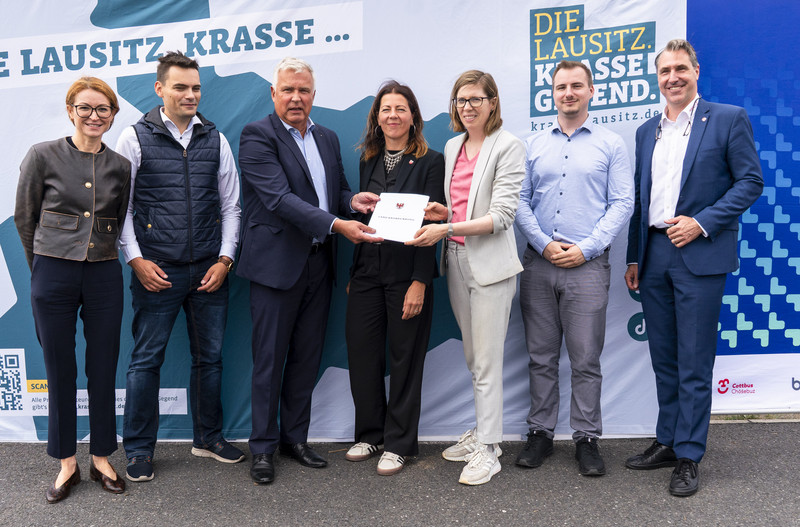 Dr. Klaus Freytag und Marion Ernst halten Zuwendungsbescheid hoch, daneben stehen ILB, Doreen Mohaupt und EGC